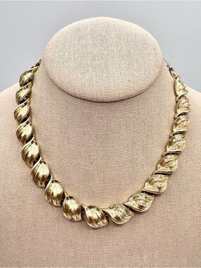 Vintage Coro Leaf Choker Collar Necklace Gold Tone Retro 60s 13.5”-17.5” Length